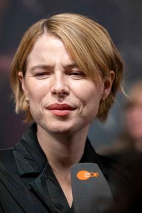 ABBberlin: Jessie Buckley irische Schauspielerin zu Gast auf dem roten Teppich bei der Deutschland Premiere des Kino Films Hamnet im Delphi Filmpalast am 08.12.2025 in Berlin Berlin Deutschland