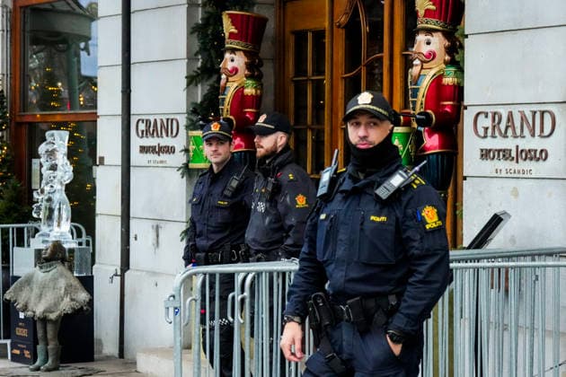 Nobels fredspris 2025 Oslo 20251209. Politi utenfor Grand hotell i Oslo tirsdag ettermiddag. Den venezuelanske opposisjonslederen Maria Corina Machado far prisen for sitt utrettelige arbeid for a sikre demokratiske rettigheter for folket i Venezuela, og for sin kamp for en rettferdig og fredelig overgang fra diktatur til folkestyre. Prisen deles ut under en seremoni i Oslo radhus pa onsdag. Foto: Heiko Junge NTB Oslo Norge XNKUy_boPKM EDITORIAL USE ONLY Ref:_BNCXNKUy_boPKM.jpg Copyright: xHeikoxJungex xNTBx