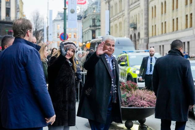 Nobels fredspris 2025 Oslo 20251209. Panamas president JosÃ Raul Mulino og forstedame Maricel de Mulino forlater Grand hotel i Oslo tirsdag ettermiddag i forbindelse med utdelingen av Nobels Fredspris 2025. Den venezuelanske opposisjonslederen Maria Corina Machado far prisen for sitt utrettelige arbeid for a sikre demokratiske rettigheter for folket i Venezuela, og for sin kamp for en rettferdig og fredelig overgang fra diktatur til folkestyre. Prisen deles ut under en seremoni i Oslo radhus pa onsdag. Foto: Heiko Junge NTB Oslo Norge GTDsJwTRoT0 EDITORIAL USE ONLY Ref:_BNCGTDsJwTRoT0.jpg Copyright: xHeikoxJungex xNTBx