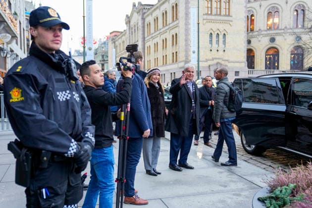 Nobels fredspris 2025 Oslo 20251209. Panamas president JosÃ Raul Mulino og forstedame Maricel de Mulino forlater Grand hotel i Oslo tirsdag ettermiddag i forbindelse med utdelingen av Nobels Fredspris 2025. Den venezuelanske opposisjonslederen Maria Corina Machado far prisen for sitt utrettelige arbeid for a sikre demokratiske rettigheter for folket i Venezuela, og for sin kamp for en rettferdig og fredelig overgang fra diktatur til folkestyre. Prisen deles ut under en seremoni i Oslo radhus pa onsdag. Foto: Heiko Junge NTB Oslo Norge TvHGrKaHDIk EDITORIAL USE ONLY Ref:_BNCTvHGrKaHDIk.jpg Copyright: xHeikoxJungex xNTBx