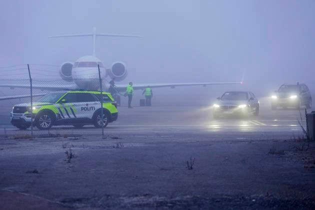 Nobels fredspris 2025 Gardermoen 20251209. En limousin eskortert av flere politibiler kjorte ut fra Oslo lufthavn tirsdag ettermiddag. Foto: Terje Bendiksby NTB Gardermoen Norge EUcnwJyxdbk EDITORIAL USE ONLY Ref:_BNCEUcnwJyxdbk.jpg Copyright: xTerjexBendiksbyx xNTBx