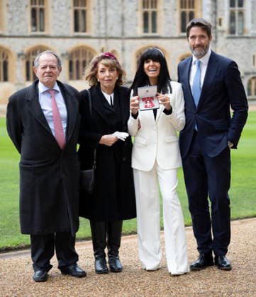 . 09 12 2025. Windsor , United Kingdom. Claudia Winkleman holds up her MBE with her father Barry, her mother Eve and husband Kris after an Investiture at Windsor Castle, United Kingdom.  xStephenxLockx xi-Imagesx IIM-26443-0028