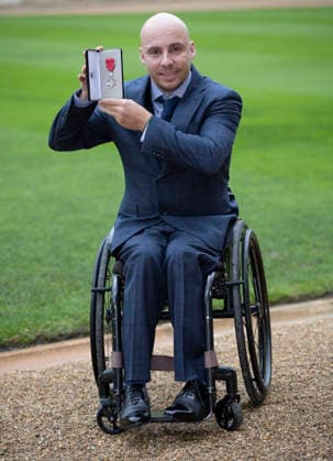 Investiture at Windsor Castle Image Licensed to i-Images Picture Agency. 09 12 2025. Windsor , United Kingdom. Andy Lapthorne with his MBE after an Investiture at Windsor Castle, United Kingdom., Credit:Stephen Lock i-Images Avalon United Kingdom, Windsor  Copyright: xStephenxLockx xi-Imagesx xAvalonx 1057897198