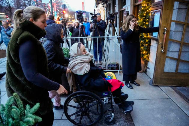 Nobels fredspris 2025 Oslo 20251209. Moren til fredsprismottaker, Corina Parisca de Machado, pa vei pa Grand hotel i Oslo tirsdag ettermiddag i forbindelse med utdelingen av Nobels Fredspris 2025. Den venezuelanske opposisjonslederen Maria Corina Machado far prisen for sitt utrettelige arbeid for a sikre demokratiske rettigheter for folket i Venezuela, og for sin kamp for en rettferdig og fredelig overgang fra diktatur til folkestyre. Prisen deles ut under en seremoni i Oslo radhus pa onsdag. Foto: Heiko Junge NTB Oslo Norge UzaA1pM4Pes EDITORIAL USE ONLY Ref:_BNCUzaA1pM4Pes.jpg Copyright: xHeikoxJungex xNTBx