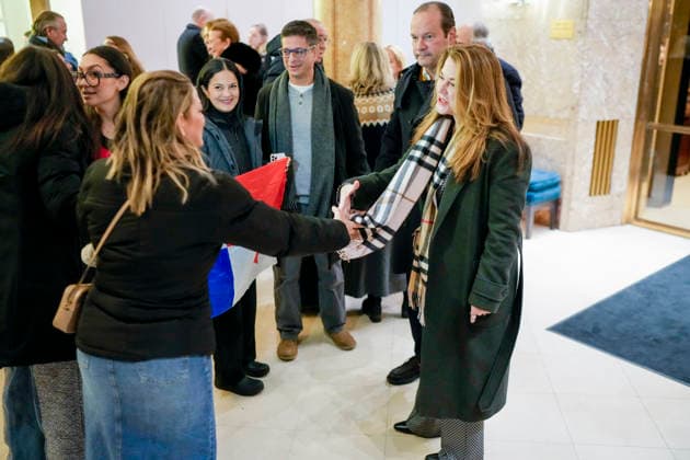 Nobels fredspris 2025 Oslo 20251209. Gjester ankommer Grand hotel i Oslo tirsdag ettermiddag i forbindelse med utdelingen av Nobels Fredspris 2025. Den venezuelanske opposisjonslederen Maria Corina Machado far prisen for sitt utrettelige arbeid for a sikre demokratiske rettigheter for folket i Venezuela, og for sin kamp for en rettferdig og fredelig overgang fra diktatur til folkestyre. Prisen deles ut under en seremoni i Oslo radhus pa onsdag. Foto: Cornelius Poppe NTB Oslo Norge 9M8gHHLT-MY EDITORIAL USE ONLY Ref:_BNC9M8gHHLT-MY.jpg Copyright: xCorneliusxPoppex xNTBx
