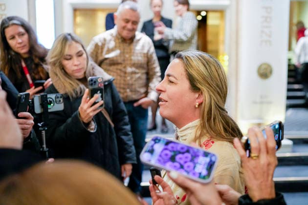 Nobels fredspris 2025 Oslo 20251209. Gjester ankommer Grand hotel i Oslo tirsdag ettermiddag i forbindelse med utdelingen av Nobels Fredspris 2025. Den venezuelanske opposisjonslederen Maria Corina Machado far prisen for sitt utrettelige arbeid for a sikre demokratiske rettigheter for folket i Venezuela, og for sin kamp for en rettferdig og fredelig overgang fra diktatur til folkestyre. Prisen deles ut under en seremoni i Oslo radhus pa onsdag. Foto: Cornelius Poppe NTB Oslo Norge phZjjASrW1E EDITORIAL USE ONLY Ref:_BNCphZjjASrW1E.jpg Copyright: xCorneliusxPoppex xNTBx