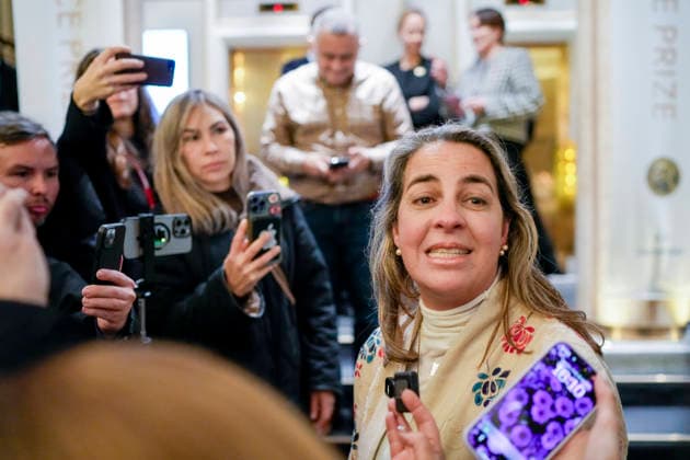 Nobels fredspris 2025 Oslo 20251209. Gjester ankommer Grand hotel i Oslo tirsdag ettermiddag i forbindelse med utdelingen av Nobels Fredspris 2025. Den venezuelanske opposisjonslederen Maria Corina Machado far prisen for sitt utrettelige arbeid for a sikre demokratiske rettigheter for folket i Venezuela, og for sin kamp for en rettferdig og fredelig overgang fra diktatur til folkestyre. Prisen deles ut under en seremoni i Oslo radhus pa onsdag. Foto: Cornelius Poppe NTB Oslo Norge ynpl-nUWpr0 EDITORIAL USE ONLY Ref:_BNCynpl-nUWpr0.jpg Copyright: xCorneliusxPoppex xNTBx