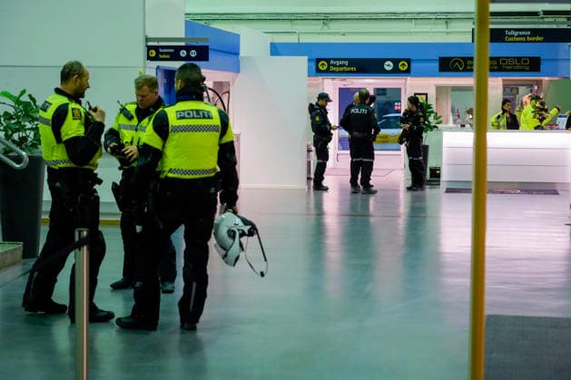 Nobels fredspris 2025 Gardemoen 20251209. Politi pa GA-terminalen pa Oslo lufthavn. Den venezuelanske opposisjonslederen Maria Corina Machado far prisen for sitt utrettelige arbeid for a sikre demokratiske rettigheter for folket i Venezuela, og for sin kamp for en rettferdig og fredelig overgang fra diktatur til folkestyre. Foto: Gorm Kallestad NTB Gardemoen Norge jqiqmJYTUTM EDITORIAL USE ONLY Ref:_BNCjqiqmJYTUTM.jpg Copyright: xGormxKallestadx xNTBx