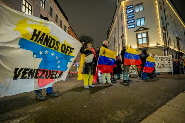 Nobels fredspris 2025 Oslo, Norway 20251209. Latin-Amerikagruppene i Norge protesterer utenfor Nobelinstituttet i forbindelse med utdelingen av Nobels fredspris tirsdag ettermiddag. Den venezuelanske opposisjonslederen Maria Corina Machado far prisen for sitt utrettelige arbeid for a sikre demokratiske rettigheter for folket i Venezuela, og for sin kamp for en rettferdig og fredelig overgang fra diktatur til folkestyre. Prisen deles ut under en seremoni i Oslo radhus pa onsdag. Foto: Lise Aserud NTB Oslo Norway menMf4YlfiU EDITORIAL USE ONLY Ref:_POLmenMf4YlfiU.jpg Copyright: xLisexAserudxx xNTBx