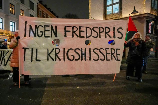 Nobels fredspris 2025 Oslo, Norway 20251209. Latin-Amerikagruppene i Norge protesterer utenfor Nobelinstituttet i forbindelse med utdelingen av Nobels fredspris tirsdag ettermiddag. Den venezuelanske opposisjonslederen Maria Corina Machado far prisen for sitt utrettelige arbeid for a sikre demokratiske rettigheter for folket i Venezuela, og for sin kamp for en rettferdig og fredelig overgang fra diktatur til folkestyre. Prisen deles ut under en seremoni i Oslo radhus pa onsdag. Foto: Lise Aserud NTB Oslo Norway SQV1UEY8OIs EDITORIAL USE ONLY Ref:_POLSQV1UEY8OIs.jpg Copyright: xLisexAserudxx xNTBx