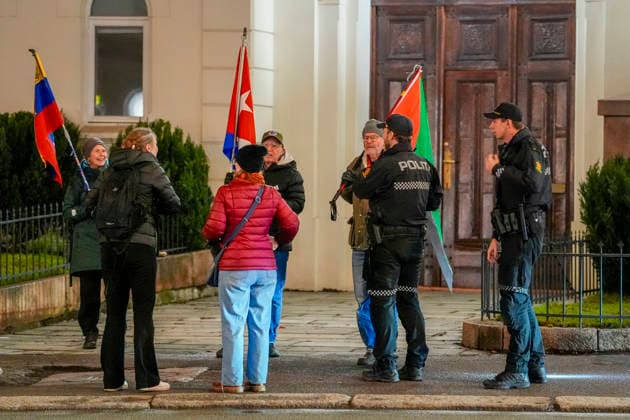 Nobels fredspris 2025 Oslo, Norway 20251209. Politiet er i kontakt med demonstranter fra Latin-Amerikagruppene i Norge som protesterer utenfor Nobelinstituttet i forbindelse med utdelingen av Nobels fredspris tirsdag ettermiddag. Den venezuelanske opposisjonslederen Maria Corina Machado far prisen for sitt utrettelige arbeid for a sikre demokratiske rettigheter for folket i Venezuela, og for sin kamp for en rettferdig og fredelig overgang fra diktatur til folkestyre. Prisen deles ut under en seremoni i Oslo radhus pa onsdag. Foto: Lise Aserud NTB Oslo Norway tS6-a6apvi0 EDITORIAL USE ONLY Ref:_POLtS6-a6apvi0.jpg Copyright: xLisexAserudxx xNTBx