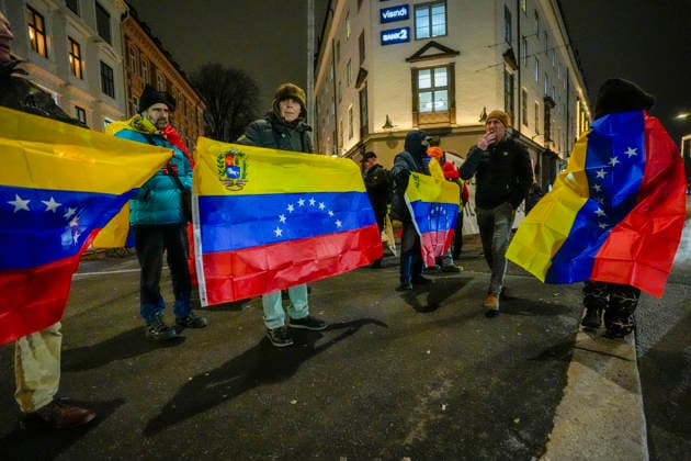 Nobels fredspris 2025 Oslo, Norway 20251209. Latin-Amerikagruppene i Norge protesterer utenfor Nobelinstituttet i forbindelse med utdelingen av Nobels fredspris tirsdag ettermiddag. Den venezuelanske opposisjonslederen Maria Corina Machado far prisen for sitt utrettelige arbeid for a sikre demokratiske rettigheter for folket i Venezuela, og for sin kamp for en rettferdig og fredelig overgang fra diktatur til folkestyre. Prisen deles ut under en seremoni i Oslo radhus pa onsdag. Foto: Lise Aserud NTB Oslo Norway LLWGvP3Ox1s EDITORIAL USE ONLY Ref:_POLLLWGvP3Ox1s.jpg Copyright: xLisexAserudxx xNTBx