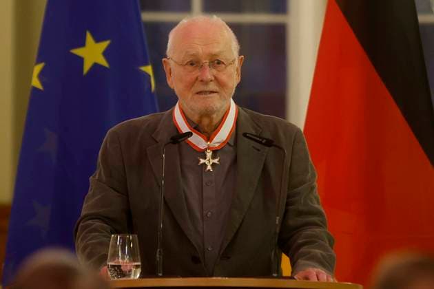 09.12.2025, Lehrer Detlef Mücke, nachträgliche Verleihung des Verdienstordens des Landes Berlin im Rotes Rathaus in Berlin durch Kai Wegner, Regierender Bürgermeister, Berlin Deutschland, Germany