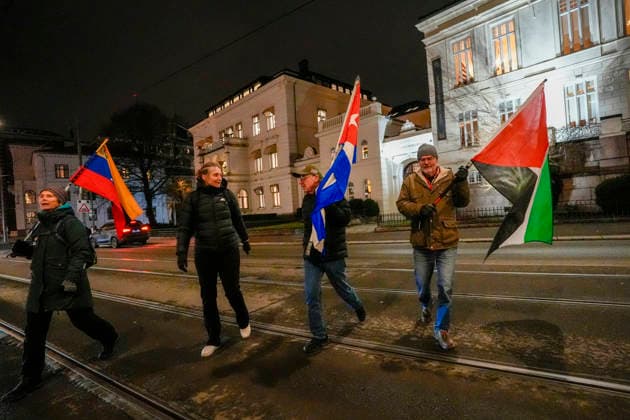 Nobels fredspris 2025 Oslo, Norway 20251209. Latin-Amerikagruppene i Norge protesterer utenfor Nobelinstituttet i forbindelse med utdelingen av Nobels fredspris tirsdag ettermiddag. Den venezuelanske opposisjonslederen Maria Corina Machado far prisen for sitt utrettelige arbeid for a sikre demokratiske rettigheter for folket i Venezuela, og for sin kamp for en rettferdig og fredelig overgang fra diktatur til folkestyre. Prisen deles ut under en seremoni i Oslo radhus pa onsdag. Foto: Lise Aserud NTB Oslo Norway whZfBXlHSYk EDITORIAL USE ONLY Ref:_POLwhZfBXlHSYk.jpg Copyright: xLisexAserudxx xNTBx