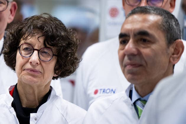 Mainz Antrittsbesuch Bundeskanzler Merz in Rheinland-Pfalz Ugur Sahin Geschäftsführer von Biontech (r) und Özlem Türeci medizinischer Vorstand von Biontech, beim Besuch von Bundeskanzler Merz während dessen Antrittsbesuchs in Rheinland-Pfalz im Forschungsinstitut TRON in Mainz, 09.12.2025. *** Mainz Chancellor Merzs inaugural visit to Rhineland-Palatinate Ugur Sahin Managing Director of Biontech r and Özlem Türeci Medical Director of Biontech, during Chancellor Merzs inaugural visit to Rhineland-Palatinate at the TRON research institute in Mainz, 09 12 2025 Copyright: xEibner-Pressefoto FlorianxWiegandx EP_FWD