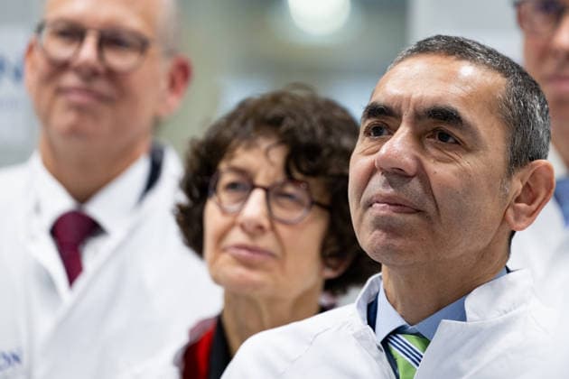 Mainz Antrittsbesuch Bundeskanzler Merz in Rheinland-Pfalz Ugur Sahin Geschäftsführer von Biontech (r) und Özlem Türeci medizinischer Vorstand von Biontech, beim Besuch von Bundeskanzler Merz während dessen Antrittsbesuchs in Rheinland-Pfalz im Forschungsinstitut TRON in Mainz, 09.12.2025. *** Mainz Chancellor Merzs inaugural visit to Rhineland-Palatinate Ugur Sahin Managing Director of Biontech r and Özlem Türeci Medical Director of Biontech, during Chancellor Merzs inaugural visit to Rhineland-Palatinate at the TRON research institute in Mainz, 09 12 2025 Copyright: xEibner-Pressefoto FlorianxWiegandx EP_FWD