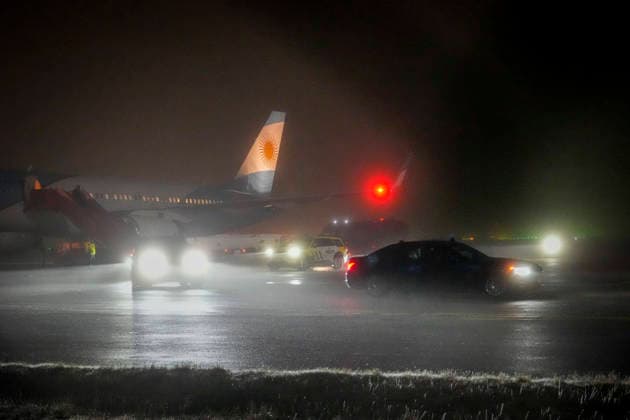 Nobels fredspris 2025 Gardemoen 20251209. En bilkortesje kjorer ut av Gardermoen flyplass der Argentinas presidentfly landet tirsdag kveld. Den venezuelanske opposisjonslederen far prisen for sitt utrettelige arbeid for a sikre demokratiske rettigheter for folket i Venezuela, og for sin kamp for en rettferdig og fredelig overgang fra diktatur til folkestyre. Prisen deles ut under en seremoni i Oslo radhus pa onsdag. Foto: Gorm Kallestad NTB Gardemoen Norge pCWoKMOCzp4 EDITORIAL USE ONLY Ref:_BNCpCWoKMOCzp4.jpg Copyright: xGormxKallestadx xNTBx