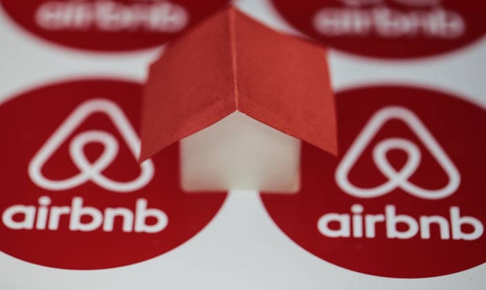 Airbnb ANKARA, TURKEY - DECEMBER 30: Logos of Airbnb are seen with a house mock-up onto it, on December 30, 2019 in Ankara, Turkey. Ankara Turkey. Editorial use only. Please get in touch for any other usage.  Copyright: x2025xAnadoluxMetinxAktaÅüx