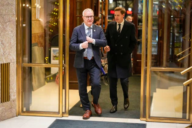 Nobels fredspris 2025 Oslo 20251209. Direktor for Nobelinstituttet Kristian Berg Harpviken og leder for Den Norske Nobelkomite Jorgen Watne Frydnes ankommer Grand Hotel i Oslo tirsdag ettermiddag. Den venezuelanske opposisjonslederen Maria Corina Machado far prisen for sitt utrettelige arbeid for a sikre demokratiske rettigheter for folket i Venezuela, og for sin kamp for en rettferdig og fredelig overgang fra diktatur til folkestyre. Prisen deles ut under en seremoni i Oslo radhus pa onsdag. Foto: Cornelius Poppe NTB Oslo Norge h-zLRY-e3R0 EDITORIAL USE ONLY Ref:_POLh-zLRY-e3R0.jpg Copyright: xCorneliusxPoppex xNTBx