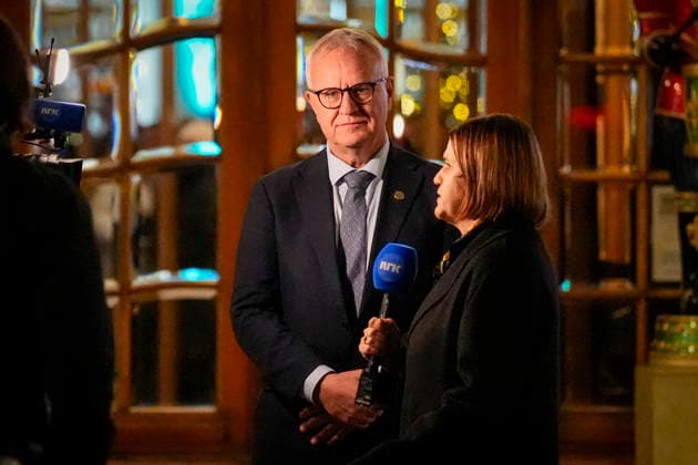 Nobels fredspris 2025 Oslo, Norway 20251209. Direktor i Nobelinstituttet Kristian Berg Harpviken intervjues av NRK uten for Grand Hotel i Oslo tirsdag ettermiddag. Den venezuelanske opposisjonslederen Maria Corina Machado far prisen for sitt utrettelige arbeid for a sikre demokratiske rettigheter for folket i Venezuela, og for sin kamp for en rettferdig og fredelig overgang fra diktatur til folkestyre. Prisen deles ut under en seremoni i Oslo radhus pa onsdag. Foto: Lise Aserud NTB Oslo Norway sbqwfkjB-DE EDITORIAL USE ONLY Ref:_POLsbqwfkjB-DE.jpg Copyright: xLisexAserudxx xNTBx