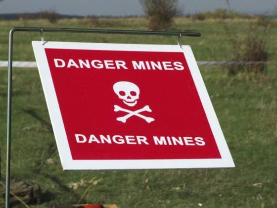 Warnschild auf Minengebiet Warning sign on mined area Copyright: imageBROKER VolodymyrxKhodaryev ibxiqx15243075.jpg