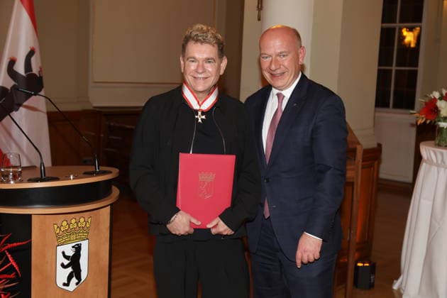 Peter Plate wird durch den Regierenden Bürgermeister von Berlin, Kai Wegner, nachträglich mit dem Verdienstorden des Landes Berlin im Säulensaal des Roten Rathaus geehrt. Der Geehrte hatte am 1. Oktober 2025, dem Verfassungstag des Landes Berlin, nicht an der Übergabezeremonie teilnehmen können. Berlin, 09.12.2025 Copyright: xMatthiasxWehnertx