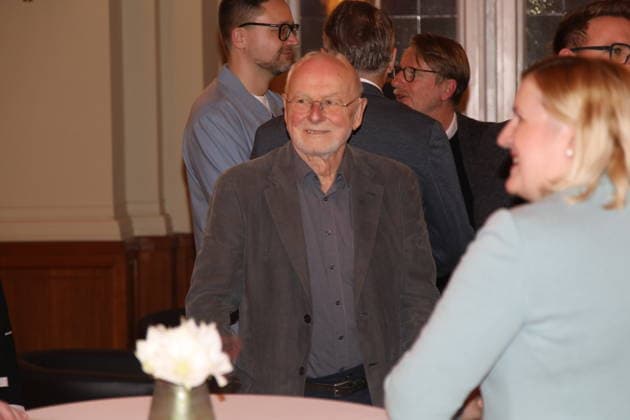 Detlef Mücke wird durch den Regierenden Bürgermeister von Berlin, Kai Wegner, nachträglich mit dem Verdienstorden des Landes Berlin im Säulensaal des Roten Rathaus geehrt. Der Geehrte hatte am 1. Oktober 2025, dem Verfassungstag des Landes Berlin, nicht an der Übergabezeremonie teilnehmen können. Berlin, 09.12.2025 Copyright: xMatthiasxWehnertx