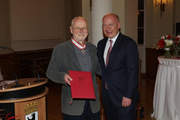Detlef Mücke wird durch den Regierenden Bürgermeister von Berlin, Kai Wegner, nachträglich mit dem Verdienstorden des Landes Berlin im Säulensaal des Roten Rathaus geehrt. Der Geehrte hatte am 1. Oktober 2025, dem Verfassungstag des Landes Berlin, nicht an der Übergabezeremonie teilnehmen können. Berlin, 09.12.2025 Copyright: xMatthiasxWehnertx