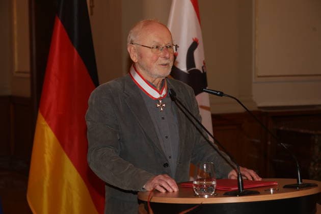 Detlef Mücke wird durch den Regierenden Bürgermeister von Berlin, Kai Wegner, nachträglich mit dem Verdienstorden des Landes Berlin im Säulensaal des Roten Rathaus geehrt. Der Geehrte hatte am 1. Oktober 2025, dem Verfassungstag des Landes Berlin, nicht an der Übergabezeremonie teilnehmen können. Berlin, 09.12.2025 Copyright: xMatthiasxWehnertx