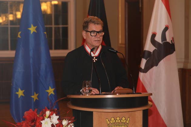 Peter Plate wird durch den Regierenden Bürgermeister von Berlin, Kai Wegner, nachträglich mit dem Verdienstorden des Landes Berlin im Säulensaal des Roten Rathaus geehrt. Der Geehrte hatte am 1. Oktober 2025, dem Verfassungstag des Landes Berlin, nicht an der Übergabezeremonie teilnehmen können. Berlin, 09.12.2025 Copyright: xMatthiasxWehnertx