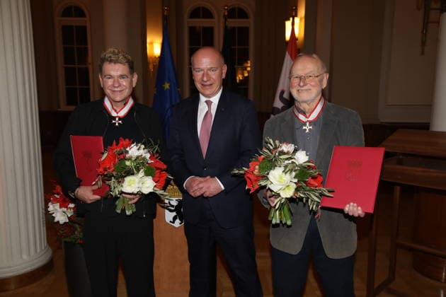 Peter Plate, hier mit Preisträger Detlef Mücke, wird durch den Regierenden Bürgermeister von Berlin, Kai Wegner, nachträglich mit dem Verdienstorden des Landes Berlin im Säulensaal des Roten Rathaus geehrt. Der Geehrte hatte am 1. Oktober 2025, dem Verfassungstag des Landes Berlin, nicht an der Übergabezeremonie teilnehmen können. Berlin, 09.12.2025 *** Peter Plate, here with award winner Detlef Mücke, is honored with the Order of Merit of the State of Berlin by the Governing Mayor of Berlin, Kai Wegner, in the Columned Hall of the Rotes Rathaus The honoree was unable to attend the award ceremony on 1 October 2025, the Constitution Day of the State of Berlin Berlin, 09 12 2025 Copyright: xMatthiasxWehnertx