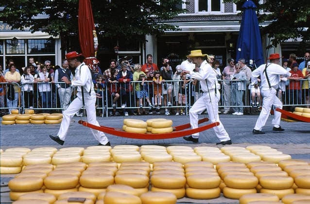COPENHAGEN DENMARK. 25 jUNE 1999 _Aalkmaar chesse open market start from 1 friday of april untill 1 friday september every year it is largest tourtest attraction in Alkmaar town male in white dress and various hats
