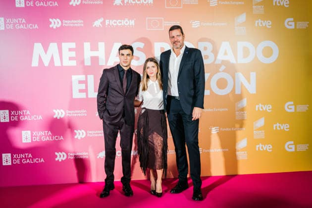 Premiere of the film Me has robado el corazón in Pontevedra I D The actors Óscar Casas and Ana Jara and the Regional Minister of Culture of the Xunta de Galicia, José López Campos, pose at the photocall for the premiere of the film Me has robado el corazón, at the Provincial Museum, on December 9, 2025, in Pontevedra, Galicia Spain The film, written and directed by Chus Gutiérrez, focuses on the contradictions of the system and the vital frustration of young people in todays Spain 09 DECEMBER 2025 PHOTOCALL PREMIERE MOVIE CINEMA ACTORS Pontevedra Galicia Pontevedra Galicia Galicia Galicia Spain  Copyright: xBeatrizxCiscarx 7159444