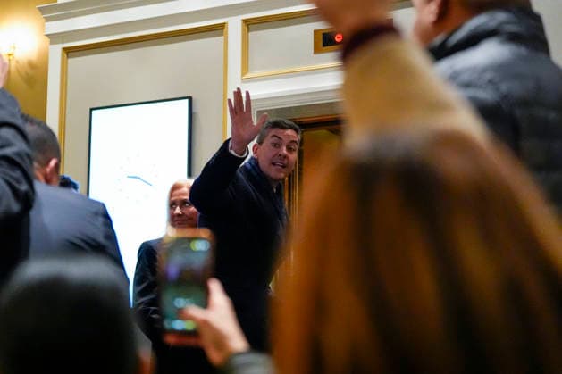 Nobels fredspris 2025 Oslo, Norway 20251209. Paraguays president Santiago Pena, og forstedame Leticia Ocampos ankommer Grand Hotel i Oslo tirsdag kveld. Den venezuelanske opposisjonslederen Maria Corina Machado far prisen for sitt utrettelige arbeid for a sikre demokratiske rettigheter for folket i Venezuela, og for sin kamp for en rettferdig og fredelig overgang fra diktatur til folkestyre. Prisen deles ut under en seremoni i Oslo radhus pa onsdag. Foto: Lise Aserud NTB Oslo Norway GIH0G4UCQ94 EDITORIAL USE ONLY Ref:_POLGIH0G4UCQ94.jpg Copyright: xLisexAserudxx xNTBx