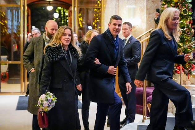 Nobels fredspris 2025 Oslo, Norway 20251209. Paraguays president Santiago Pena, og forstedame Leticia Ocampos ankommer Grand Hotel i Oslo tirsdag kveld. Den venezuelanske opposisjonslederen Maria Corina Machado far prisen for sitt utrettelige arbeid for a sikre demokratiske rettigheter for folket i Venezuela, og for sin kamp for en rettferdig og fredelig overgang fra diktatur til folkestyre. Prisen deles ut under en seremoni i Oslo radhus pa onsdag. Foto: Lise Aserud NTB Oslo Norway UHSNO7VFgCI EDITORIAL USE ONLY Ref:_POLUHSNO7VFgCI.jpg Copyright: xLisexAserudxx xNTBx