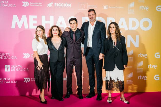 Premiere of the film Me has robado el corazón in Pontevedra I D The actress Ana Jara, the director Chus Gutiérrez, the actor Óscar Casas and the Regional Minister of Culture of the Xunta de Galicia, José López Campos, pose at the photocall for the premiere of the film Me has robado el corazón, at the Provincial Museum, on December 9, 2025, in Pontevedra, Galicia Spain The film, written and directed by Chus Gutiérrez, focuses on the contradictions of the system and the vital frustration of young people in todays Spain 09 DECEMBER 2025 PHOTOCALL PREMIERE MOVIE CINEMA ACTORS Pontevedra Galicia Galicia Pontevedra Galicia Galicia Spain Copyright: xBeatrizxCiscarx 7159450