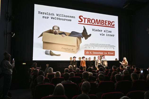 Stromberg Kino Tour im Revier - von Mülheim bis Dortmund mit u.a. C.M. Herbst und Bjärne Mädel ** NUR FÜR REDAKTIONELLE ZWECKE ** EDITORIAL USE ONLY **<p>Drehbuchautor Ralf Husmann (5.v.l.) mit den Schauspielern, Bjärne Mädel, Milena Dreißig, Diana Staehly und Christoph Maria Herbst sind am Dienstag, 09. Dezember 2025 bei der Stromberg Kino Tour im Casablanca in Bochum dabei. Deutschland NRW Bochum Copyright: VladimirxWegener