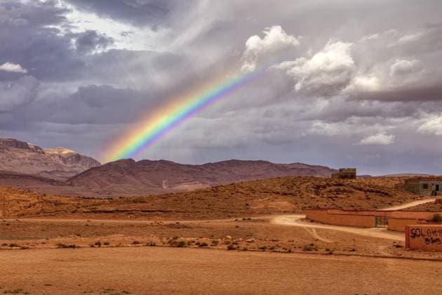 Farbenfroher Regenbogen über einer ländlichen Wüstenlandschaft mit Bergen im Hintergrund, Tinghir in Marokko Colourful rainbow over a rural desert landscape with mountains in the background, Tinghir in Morocco Copyright: imageBROKER NorbertxAchtelik ibxnac15840359.jpg