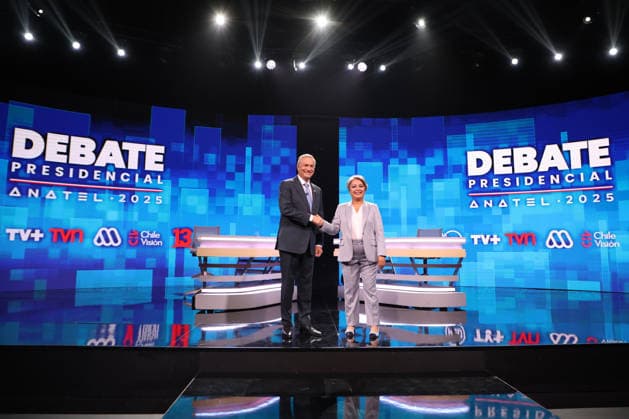 News Bilder des Tages Santiago December 9, 2025 Candidates Jeannette Jara and Jose Antonio Kast participate in the presidential debate, organized by the National Television Association Dragomir Yankovic Aton Chile, Santiago Chile Aton 1110658  Copyright: DRAGOMIRxYANKOVIC ATONxCHILE