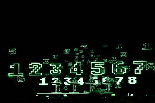 Ralf Hütter, Henning Schmitz, Falk Grieffenhagen und Georg Bongartz, v.l., von der Band Kraftwerk bei einem Konzert in der Uber Eats Music Hall in Berlin, 9. Dezember 2025. Kraftwerk Konzert Berlin