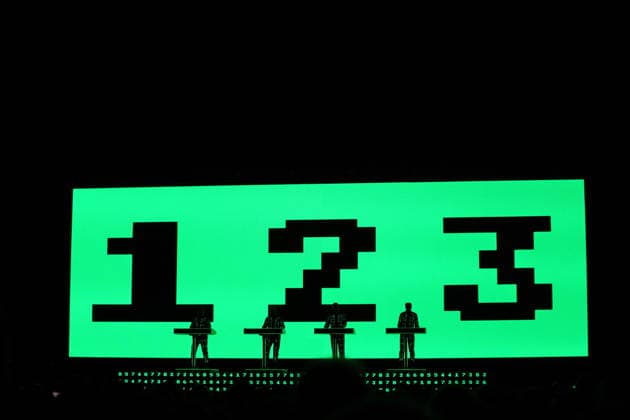 Ralf Hütter, Henning Schmitz, Falk Grieffenhagen und Georg Bongartz, v.l., von der Band Kraftwerk bei einem Konzert in der Uber Eats Music Hall in Berlin, 9. Dezember 2025. Kraftwerk Konzert Berlin