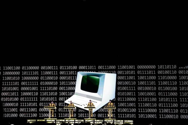 Ralf Hütter, Henning Schmitz, Falk Grieffenhagen und Georg Bongartz, v.l., von der Band Kraftwerk bei einem Konzert in der Uber Eats Music Hall in Berlin, 9. Dezember 2025. Kraftwerk Konzert Berlin