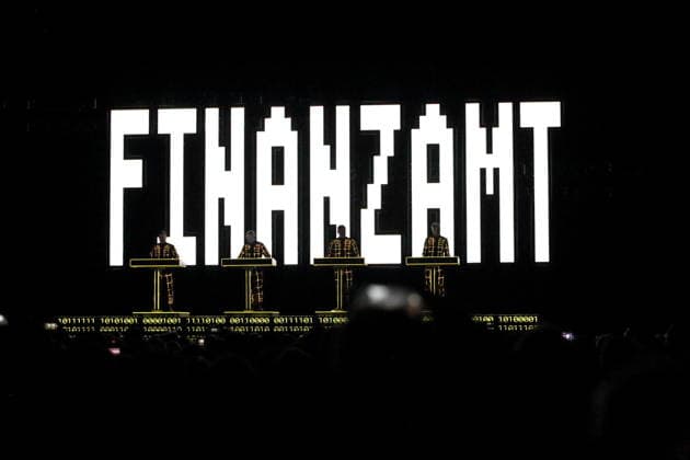 Ralf Hütter, Henning Schmitz, Falk Grieffenhagen und Georg Bongartz, v.l., von der Band Kraftwerk bei einem Konzert in der Uber Eats Music Hall in Berlin, 9. Dezember 2025. Kraftwerk Konzert Berlin