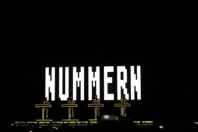 Ralf Hütter, Henning Schmitz, Falk Grieffenhagen und Georg Bongartz, v.l., von der Band Kraftwerk bei einem Konzert in der Uber Eats Music Hall in Berlin, 9. Dezember 2025. Kraftwerk Konzert Berlin