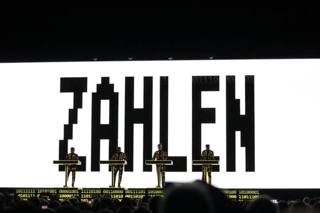 Ralf Hütter, Henning Schmitz, Falk Grieffenhagen und Georg Bongartz, v.l., von der Band Kraftwerk bei einem Konzert in der Uber Eats Music Hall in Berlin, 9. Dezember 2025. Kraftwerk Konzert Berlin