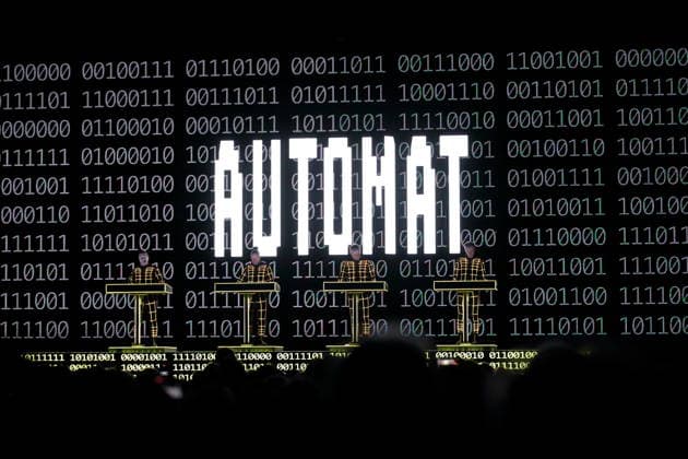 Ralf Hütter, Henning Schmitz, Falk Grieffenhagen und Georg Bongartz, v.l., von der Band Kraftwerk bei einem Konzert in der Uber Eats Music Hall in Berlin, 9. Dezember 2025. Kraftwerk Konzert Berlin