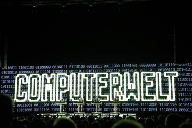 Ralf Hütter, Henning Schmitz, Falk Grieffenhagen und Georg Bongartz, v.l., von der Band Kraftwerk bei einem Konzert in der Uber Eats Music Hall in Berlin, 9. Dezember 2025. Kraftwerk Konzert Berlin