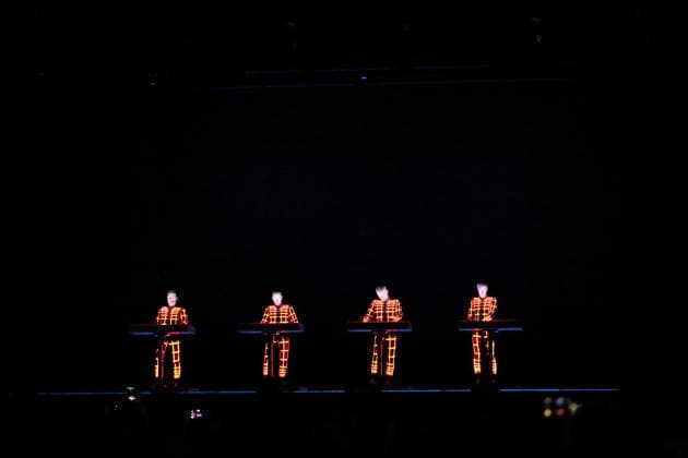 Ralf Hütter, Henning Schmitz, Falk Grieffenhagen und Georg Bongartz, v.l., von der Band Kraftwerk bei einem Konzert in der Uber Eats Music Hall in Berlin, 9. Dezember 2025. Kraftwerk Konzert Berlin