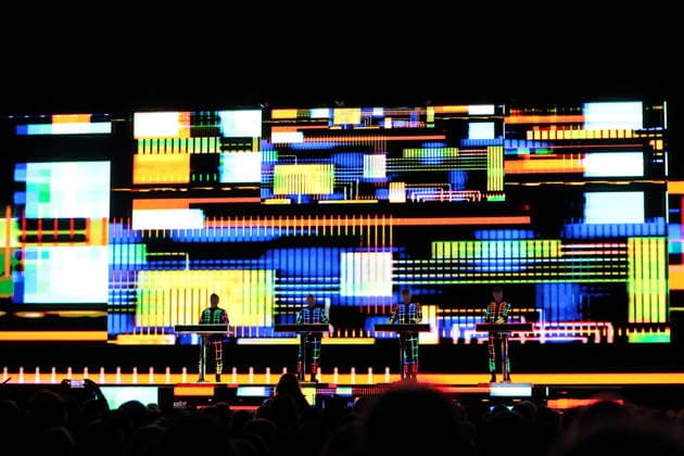 Ralf Hütter, Henning Schmitz, Falk Grieffenhagen und Georg Bongartz, v.l., von der Band Kraftwerk bei einem Konzert in der Uber Eats Music Hall in Berlin, 9. Dezember 2025. Kraftwerk Konzert Berlin