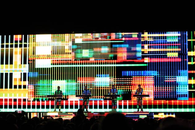 Ralf Hütter, Henning Schmitz, Falk Grieffenhagen und Georg Bongartz, v.l., von der Band Kraftwerk bei einem Konzert in der Uber Eats Music Hall in Berlin, 9. Dezember 2025. Kraftwerk Konzert Berlin